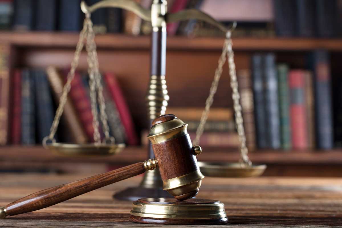 bilancia, libri, martelletto da giudice