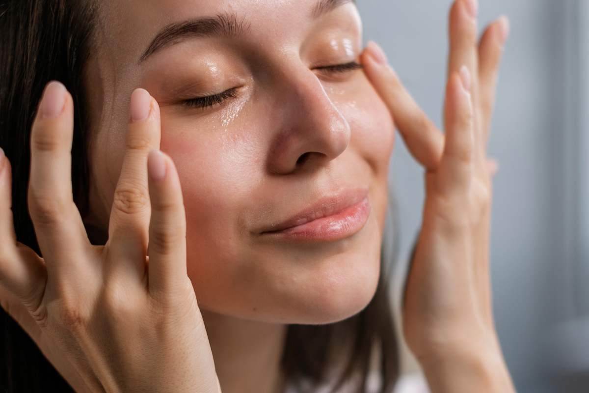 donna che mette la crema sul viso