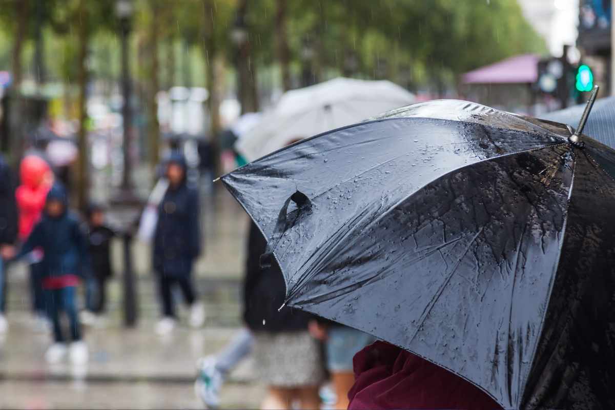 persona in strada con ombrello