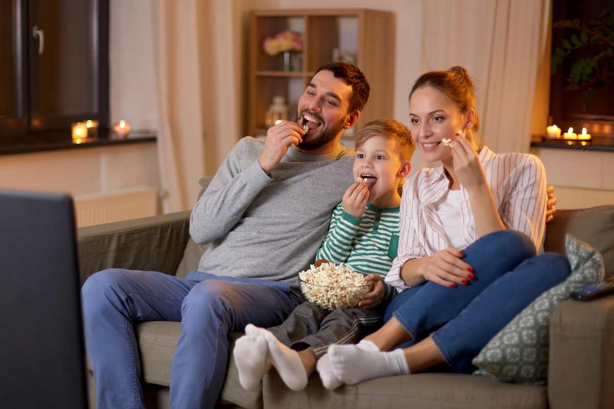 famiglia guarda tv