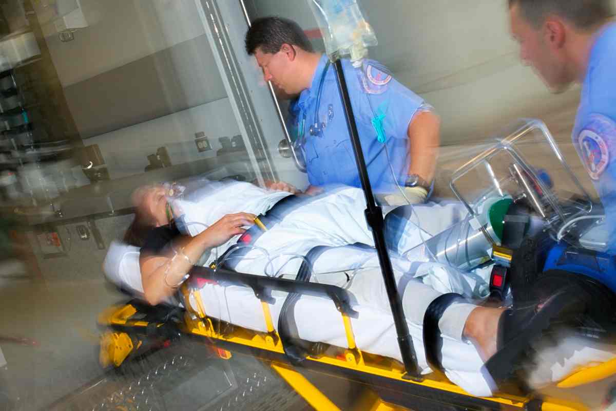 personale sanitario portano paziente sull'ambulanza