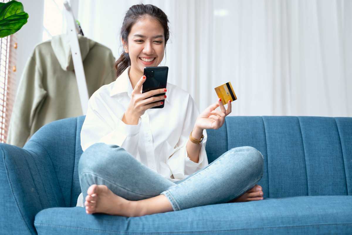 ragazza che usa la carta