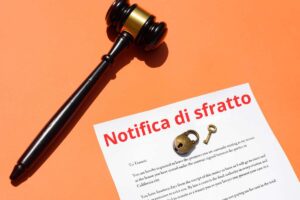 martello giudice notifica di sfratto chiave e lucchetto