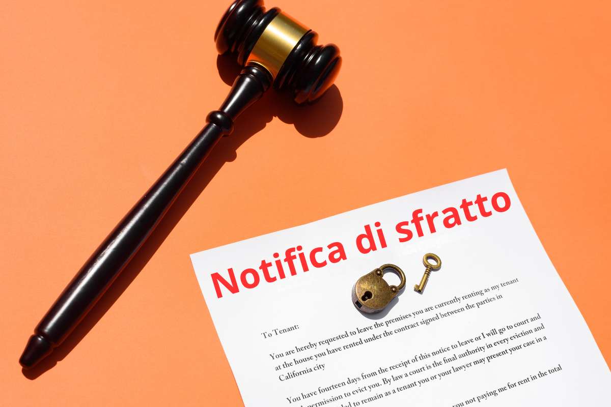 martello giudice notifica di sfratto chiave e lucchetto