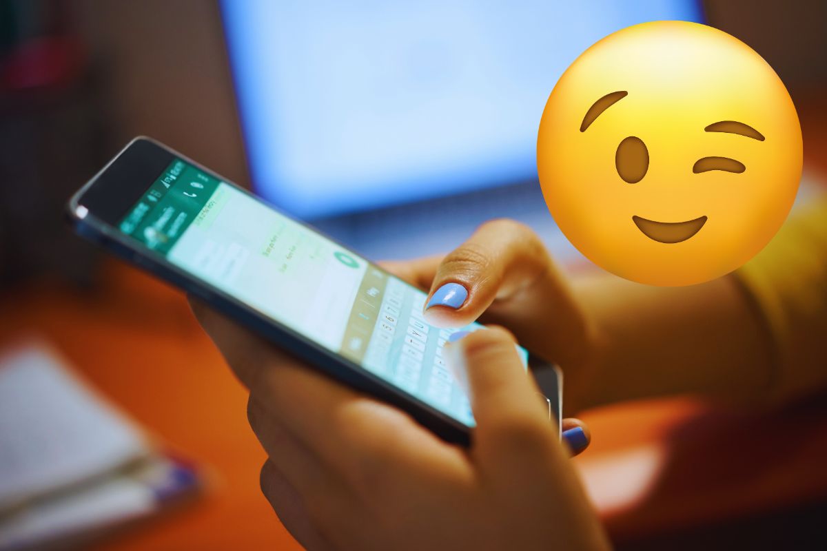 persona scrive su whatsapp smile che fa occhiolino