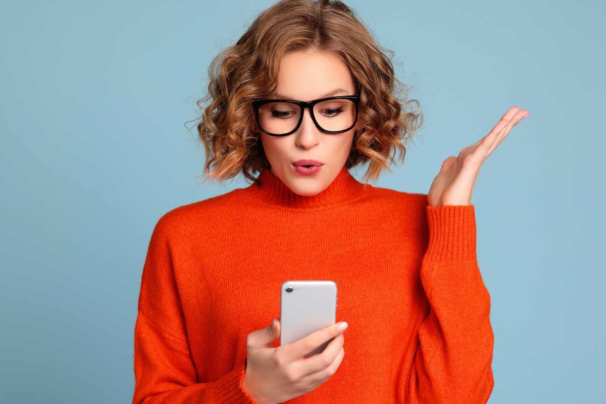 ragazza usa smartphone