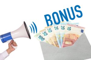 mano con un megafono, scritta bonus e banconote euro