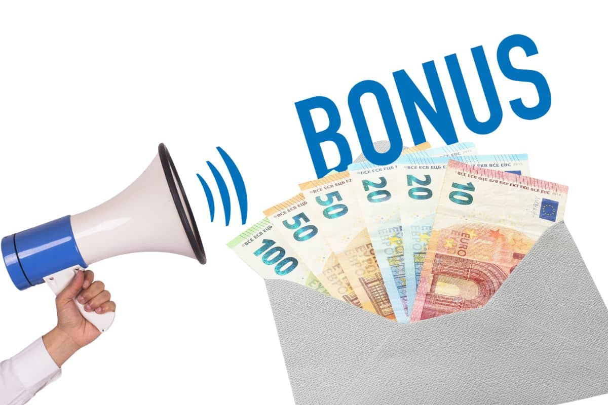 jene-stephaniuk-lkmGeyLItrw-unsplash-ls mano con un megafono, scritta bonus e banconote euro